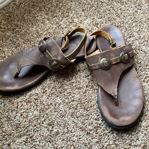 Ladies Brown Leather Musse & Cloud thong style sandal w/back buckle strap, size7